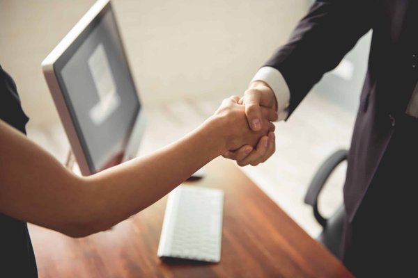Quelles sont les compétences et les qualités requises pour obtenir un emploi à Annecy ?