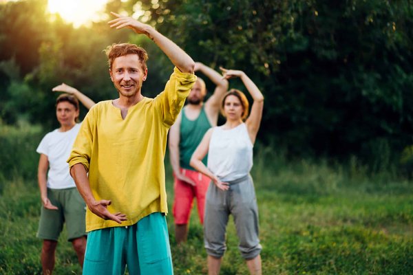 Quels sont les bienfaits de la pratique régulière du Qigong pour l'équilibre énergétique et la vitalité globale ?